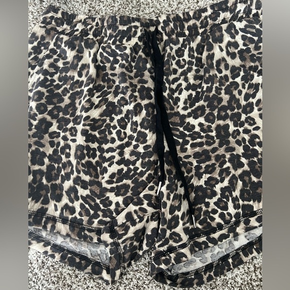 Gilli Clothing Two Piece Leopard Print Lounge Set Shorts and Shirt Size 2X - Picture 5 of 8